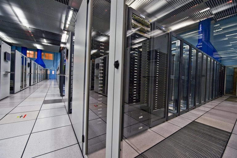 Tre generazioni di hard disk Toshiba a sostegno del CERN